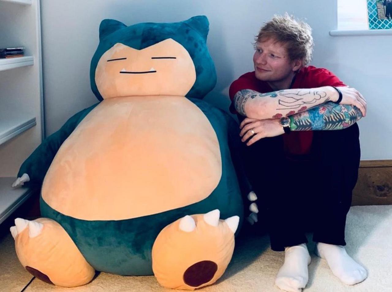 エド・シーラン、ポケモン「カビゴン」の巨大ぬいぐるみにご満悦の表情