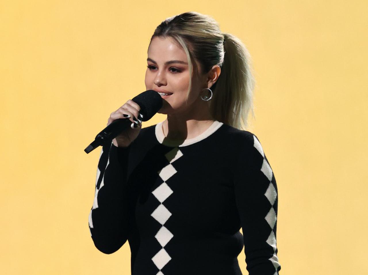 セレーナ・ゴメス、ドヤ顔&ノリノリでブリちゃんの曲を歌う「掘り出し動画」を公開