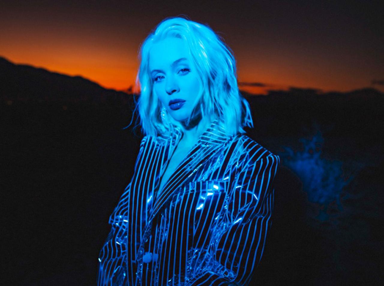 ザラ・ラーソンが夏の到来をお知らせ！『ポスター・ガール（サマー・エディション）』をリリース