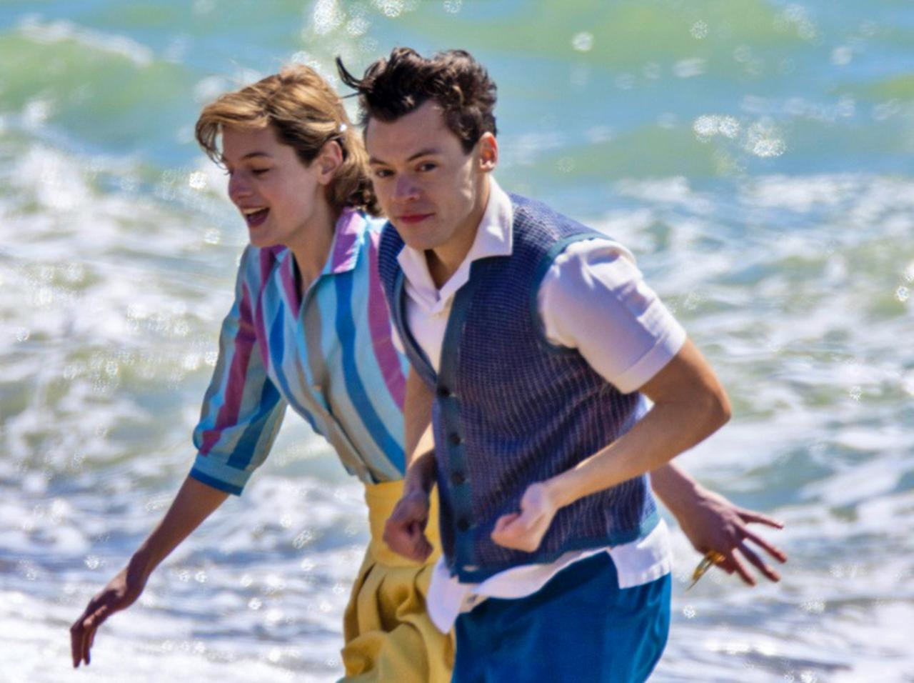 ハリー・スタイルズ、エマ・コリンとビーチで戯れる【写真アリ】