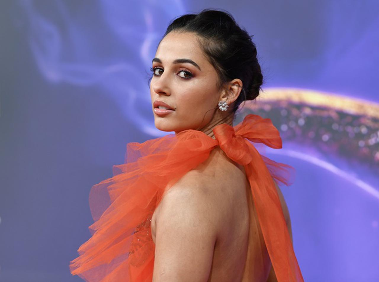 実写版『アラジン』でジャスミン姫が孔雀モチーフのアイテムを身につけている理由