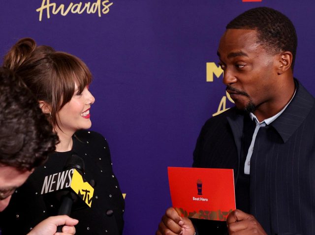 MCUワンダとファルコンの「舞台裏ハグ」が可愛すぎる