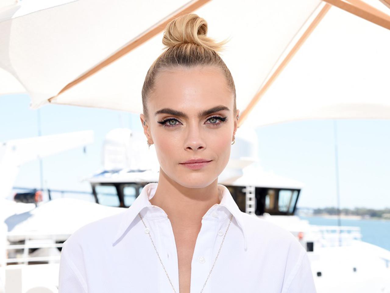 カーラ・デルヴィーニュ、泣き顔と共に訴えたメッセージにセレブからも共感集まる