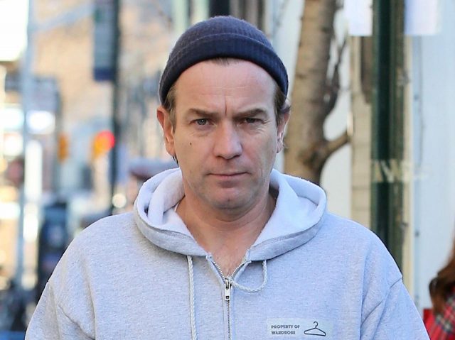 『スター・ウォーズ』オビ＝ワンがイメチェン!?「黒のタートルネックに真っ赤なジャケット」姿でアナキンにキレる映像が話題