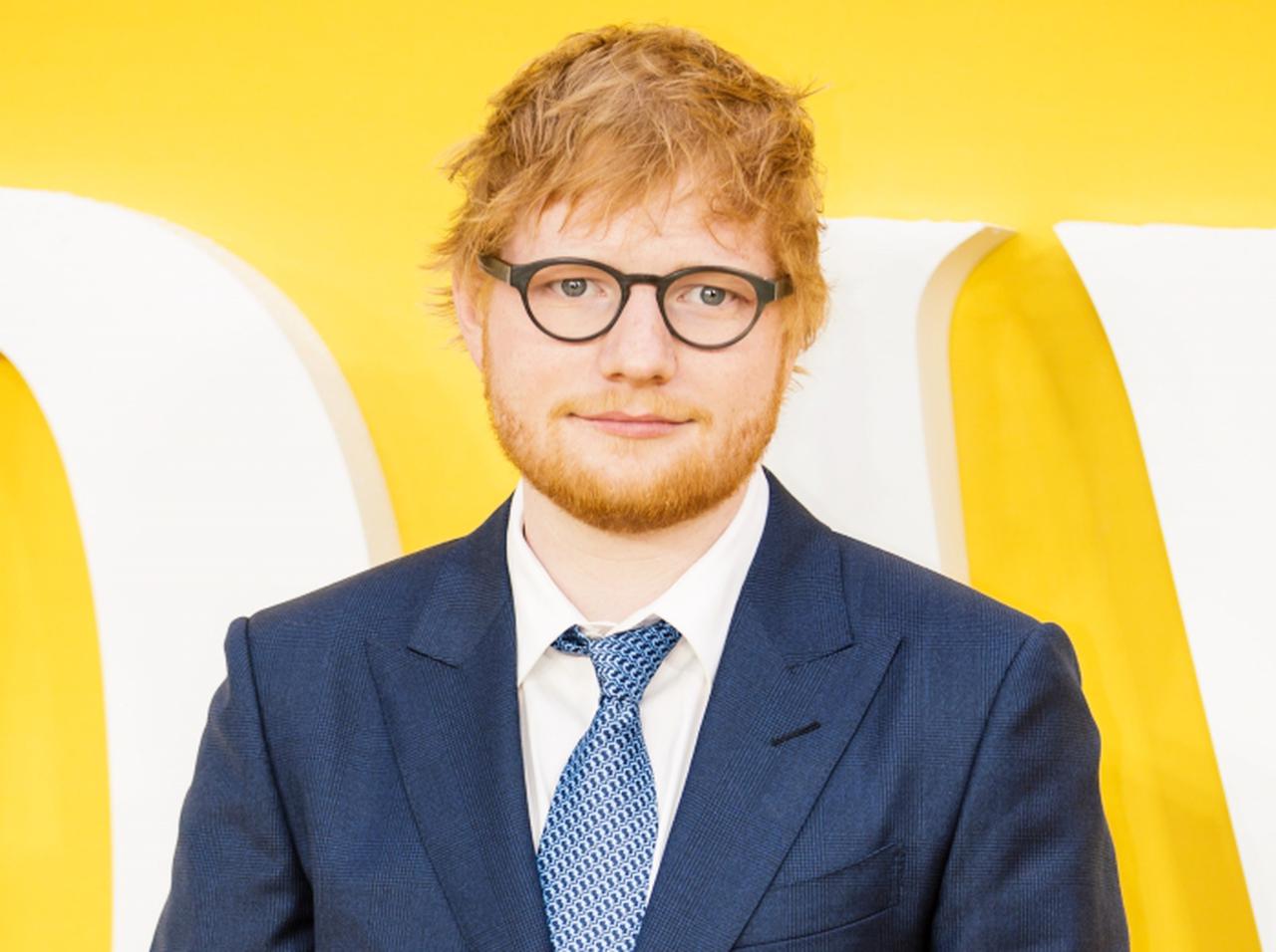 エド・シーランが故郷サッカーチームのシャツスポンサーに!ロゴに新作&ツアーのヒント?