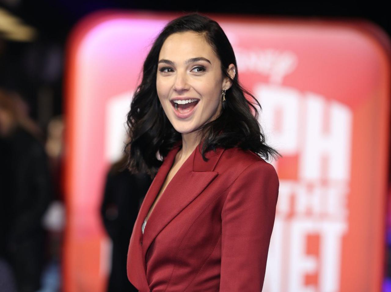 『ワンダーウーマン』ガル・ガドット、誤って切った「指の一部」を夫に捨てられる