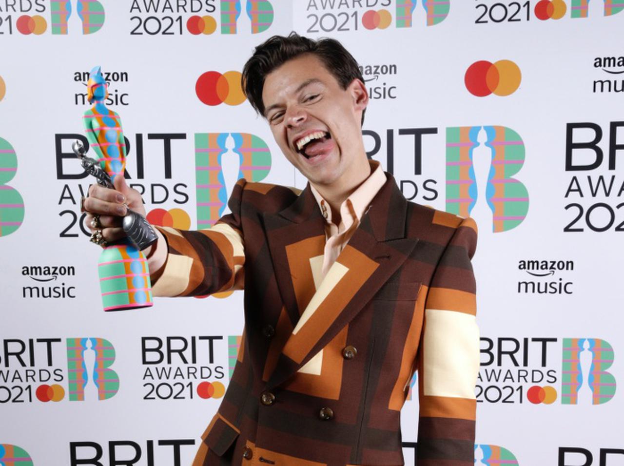 ハリー・スタイルズ、右手にトロフィー&左手に「〇〇」で話題に【ブリット・アワード】