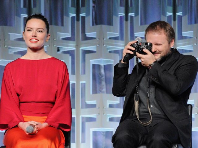 『スター・ウォーズ』現場で撮られた「呪われた写真」が公開、そこに“映る人たち”の様子が…