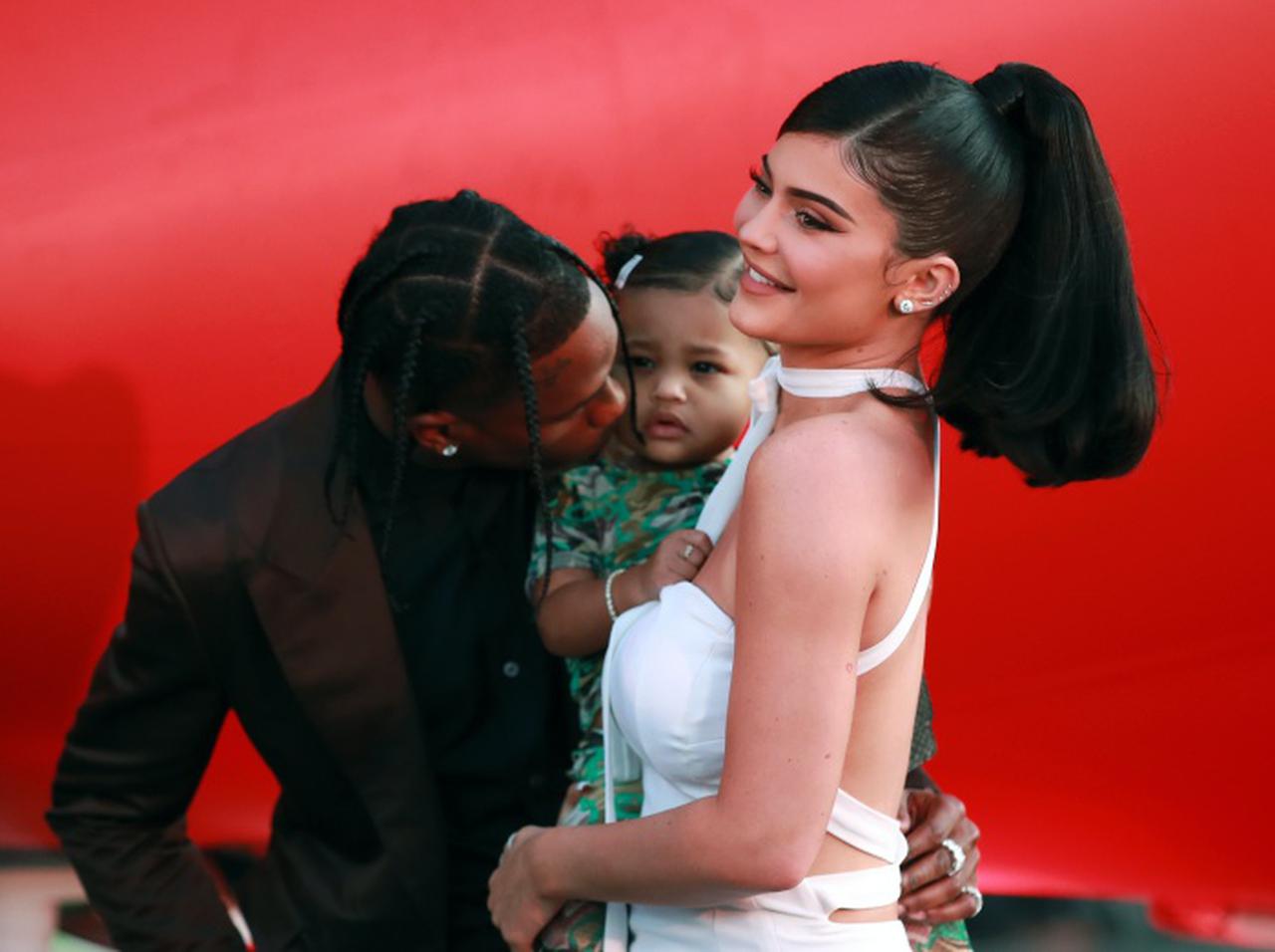 ディズニーランドで遊ぶトラヴィス・スコットが完全に不審者【写真アリ】