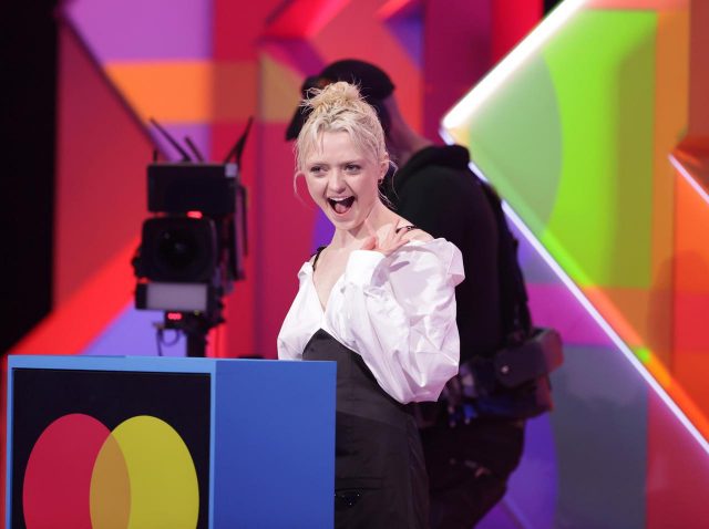 音楽祭に登場した『GoT』メイジー・ウィリアムズの外見が完全にヤンキー【BRITアワード】