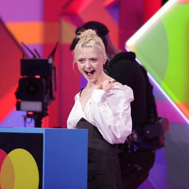 音楽祭に登場した『GoT』メイジー・ウィリアムズの外見が完全にヤンキー【BRITアワード】