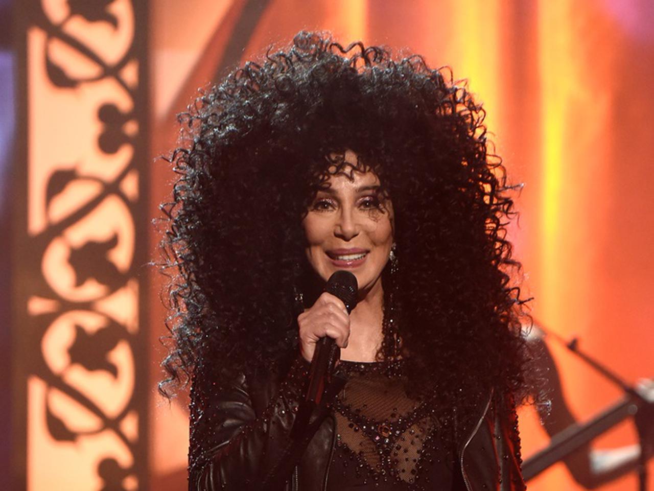 シェールが伝記映画の発表で興奮しすぎて頭痛!? 『マンマ・ミーア』の制作陣が名を連ねる