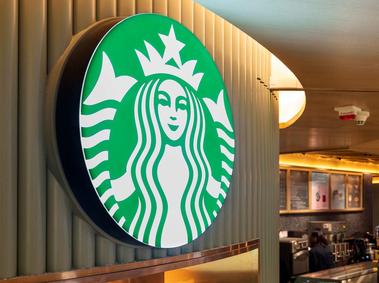 スターバックスのケーキの「内側」を確認したら「発見してしまったもの」にゾッ…