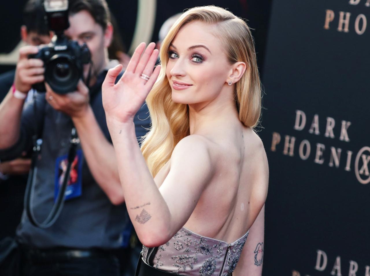 ソフィー・ターナー、非公開の我が子の顔を撮ったパパラッチに激怒 動画で訴え