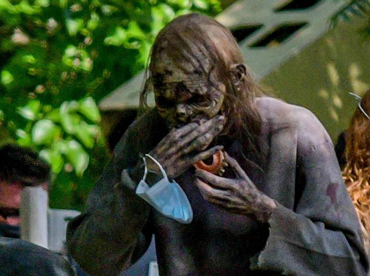 『ウォーキング・デッド』最終章、撮影で「マスクをつけるゾンビ」「ゾンビといちゃつく女性」ジワる光景の連続【写真アリ】