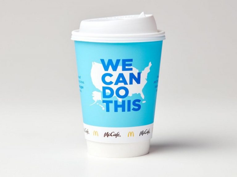 マクドナルド、限定カップを使って「ワクチン接種」を促す