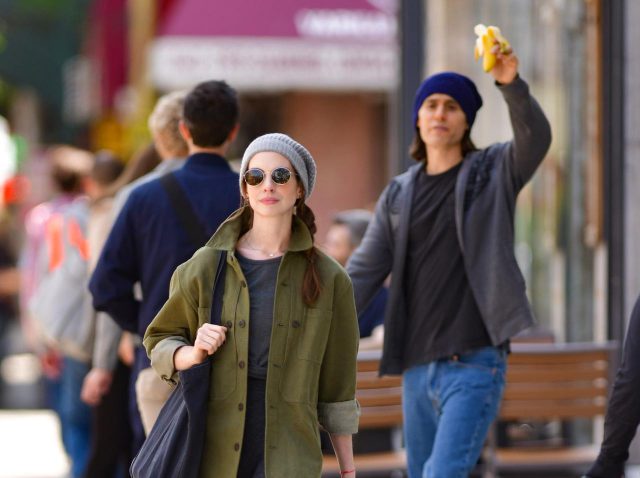 アン・ハサウェイ、街でジャレッド・レトに呼びかけられるも“ガン無視”する姿が目撃されてしまう