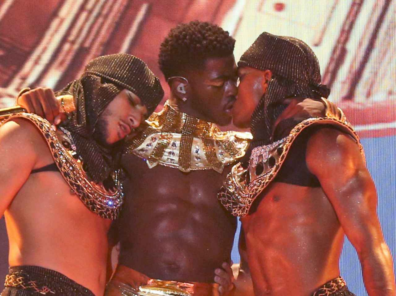 ストレートへの配慮はしない、リル・ナズ・Xが男性とのキスに寄せられた批判に反論