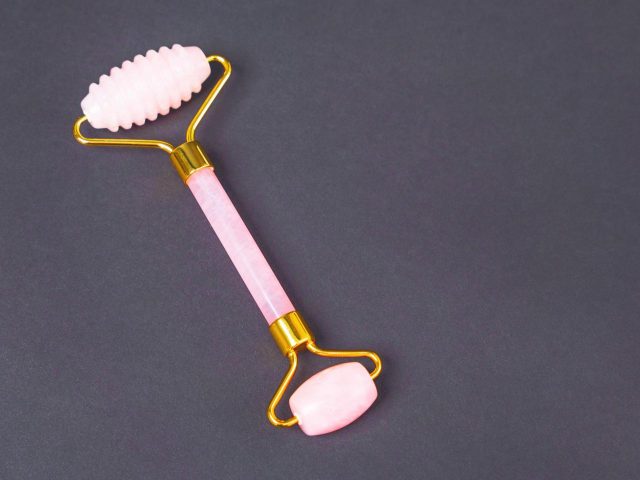 フェイスローラーの効果をアップさせるプロの「ちょいテク」2つ