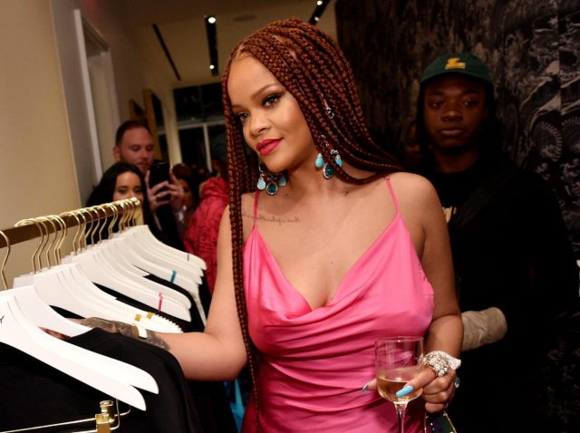 リアーナ監修、「お尻の割れ目を魅せるレギンス」に賛否