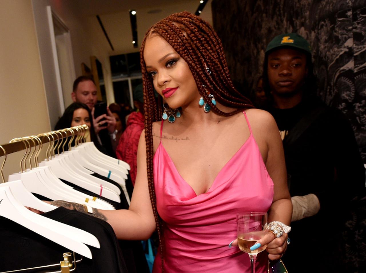 リアーナ監修、「お尻の割れ目を魅せるレギンス」に賛否