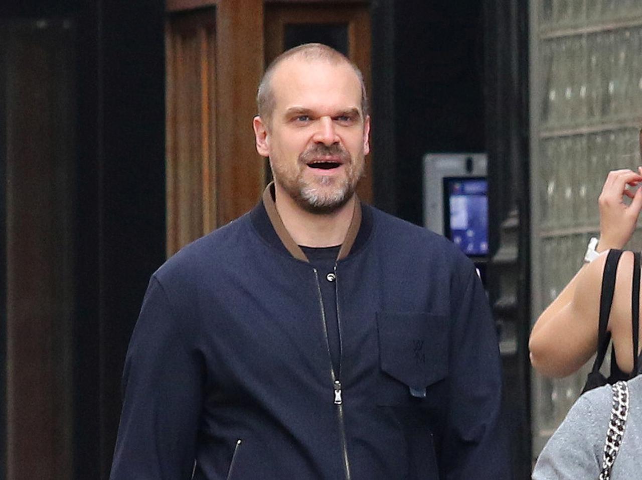 『ストレンジャー・シングス』ホッパー、シーズン4の坊主姿は「MCU」のせいだった!