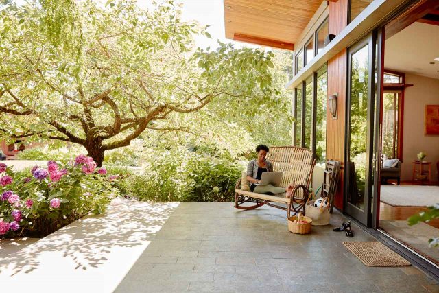 ノマド民の神企画、Airbnbが世界中のAirbnbに1年間滞在したい12名を募集中