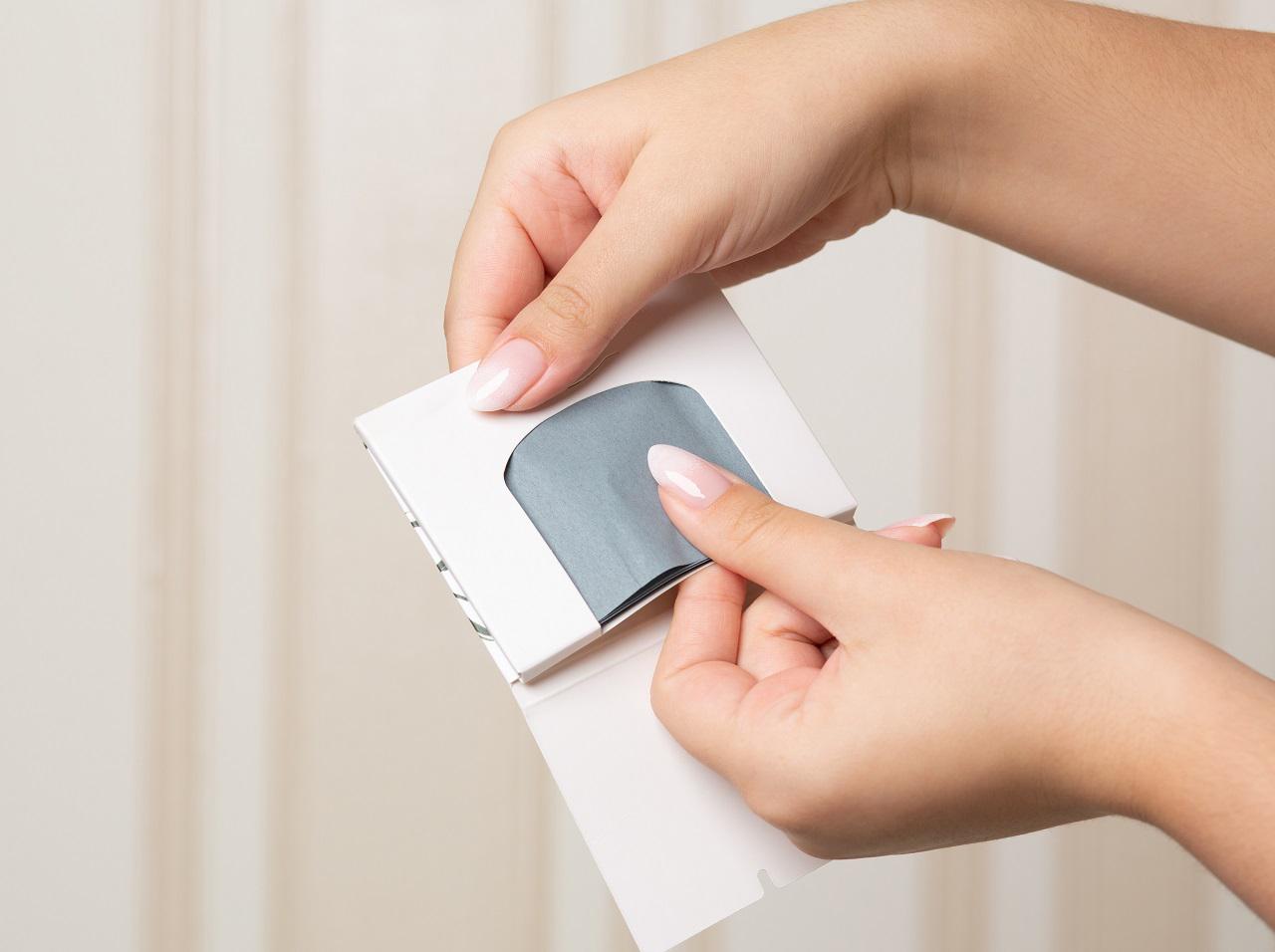 あぶらとり紙の使い道はひとつじゃない!プロが勧める意外な使い方3選