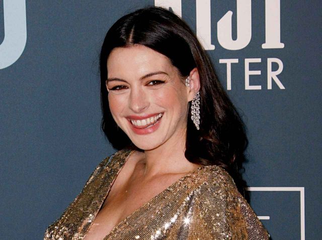 コロナ禍ならでは？アン・ハサウェイのパパラッチ対策が斬新かつオシャレ【写真】