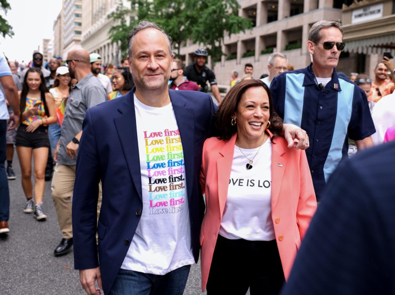 カマラ・ハリス副大統領、現職の副大統領として初めてプライド月間のパレードに参加