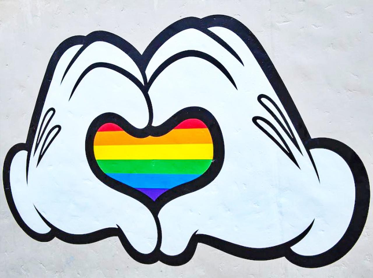 ディズニーランド、カラフルな「レインボードリンク」がまるで魔法のよう【プライド月間】