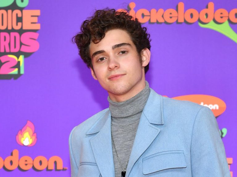 ジョシュア・バセット、自分はLGBTQ+コミュニティの一員と明かす