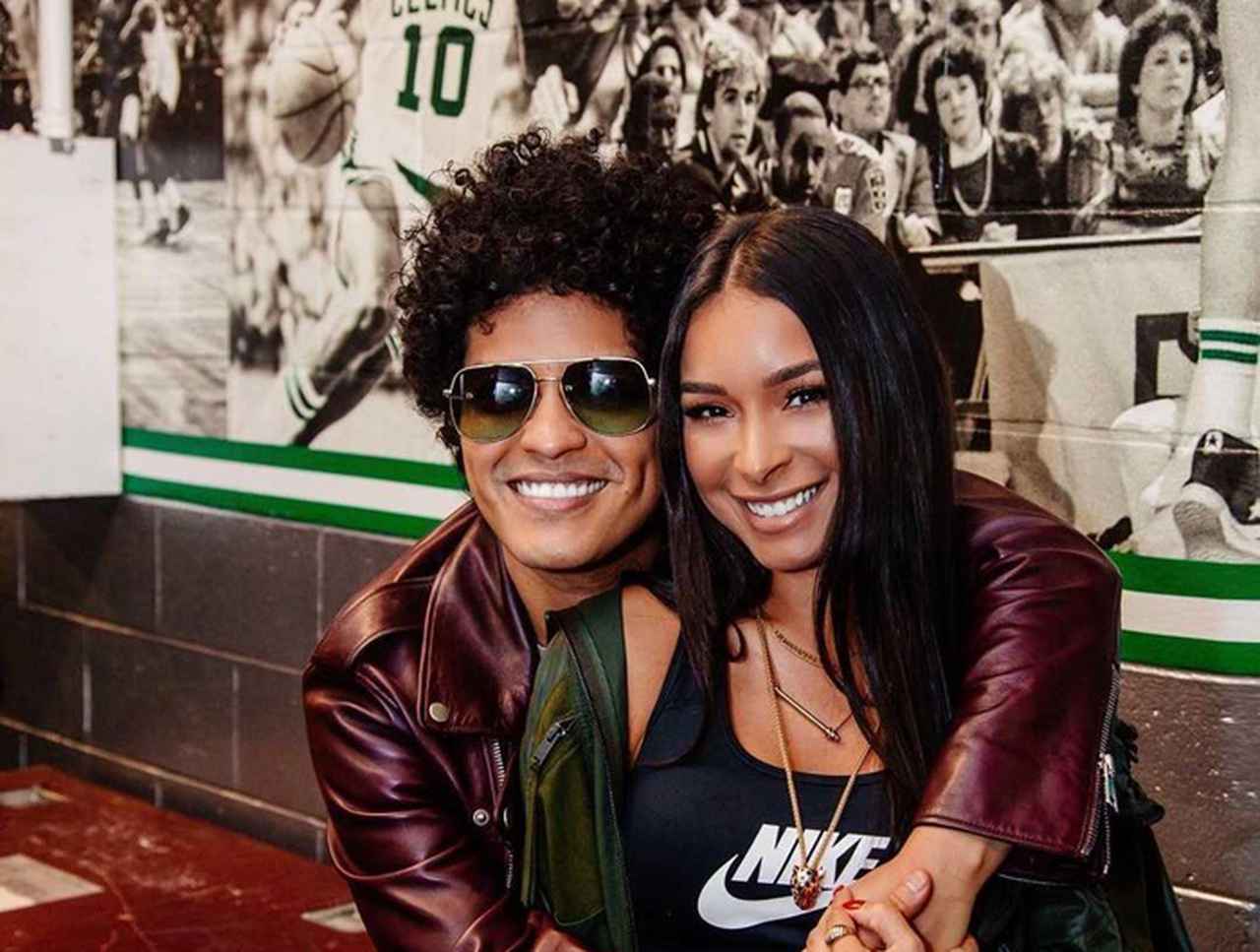 ブルーノ・マーズ、恋人ジェシカの誕生日会に参加して満面の笑み