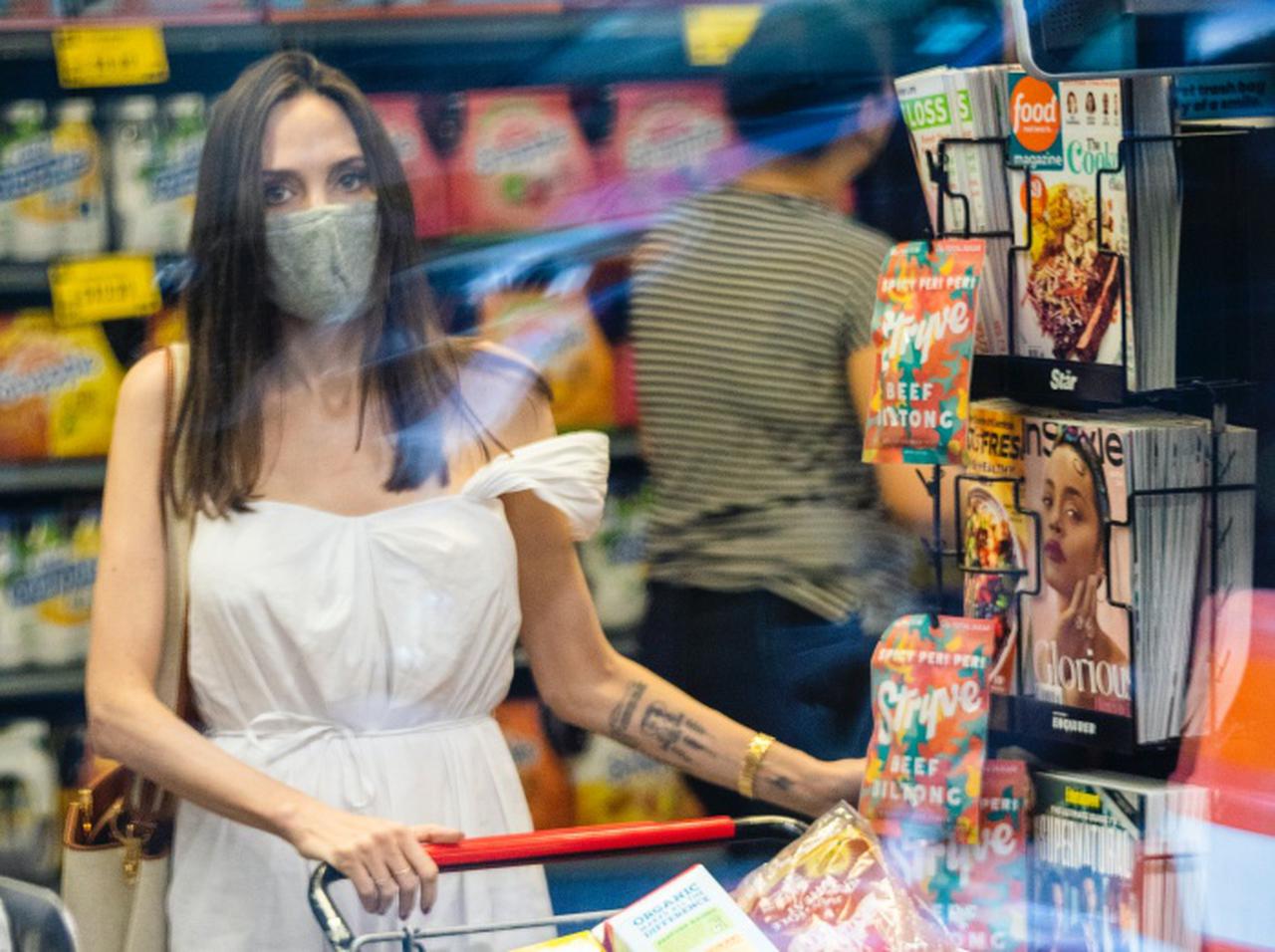 アンジェリーナ・ジョリー、「スーパーで買い物」をしてるだけで絵になる【写真アリ】