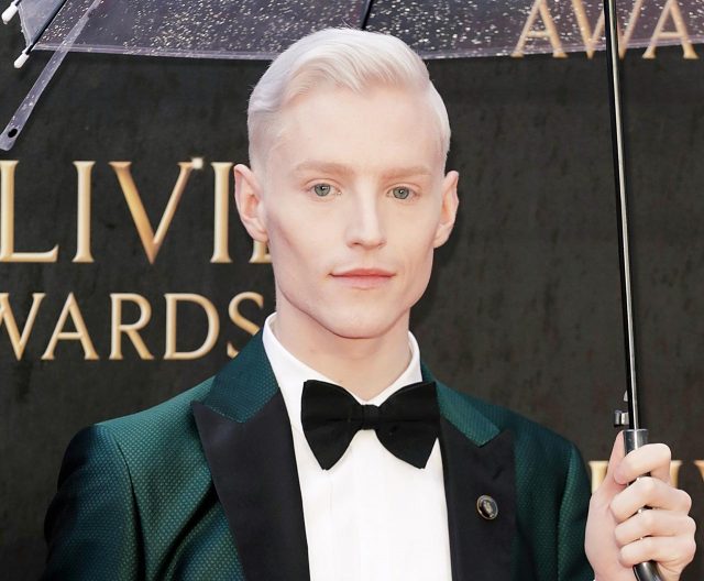 『クルエラ』でディズニー実写映画初のLGBTQ+キャラを演じるジョン・マクリーが麗しい