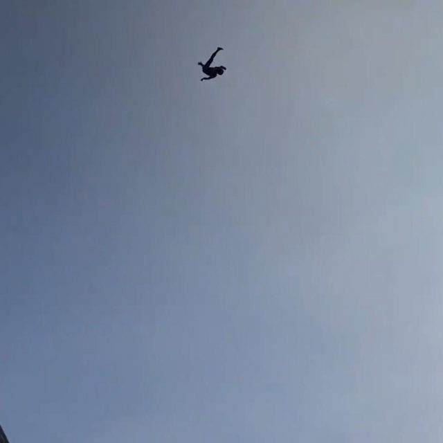 ディズニーランドでスパイダーマンが「命綱なし」で空を飛んだ！「中の人」の正体に衝撃走る