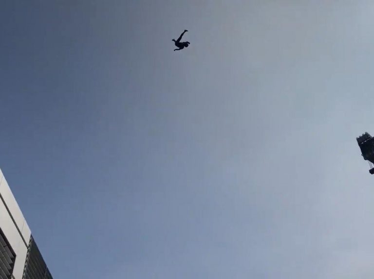 ディズニーランドでスパイダーマンが「命綱なし」で空を飛んだ!「中の人」の正体に衝撃走る