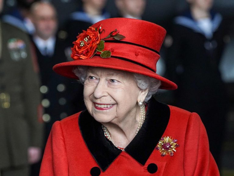 エリザベス女王、靴擦れをしないための方法が斜め上