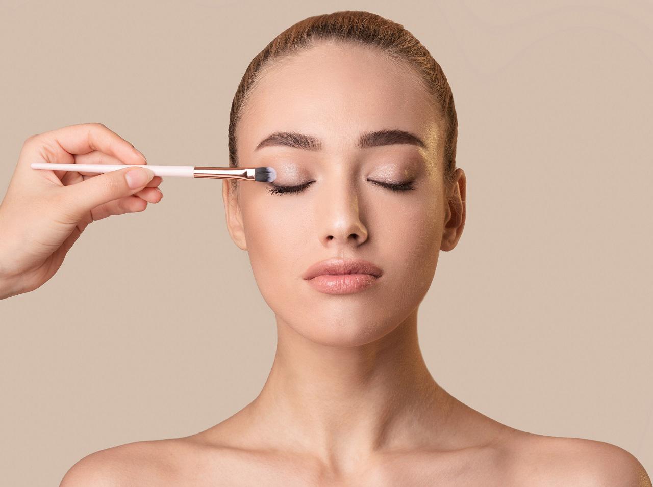 アイシャドウベースの効果が半減する!避けるべき3つのNG行為