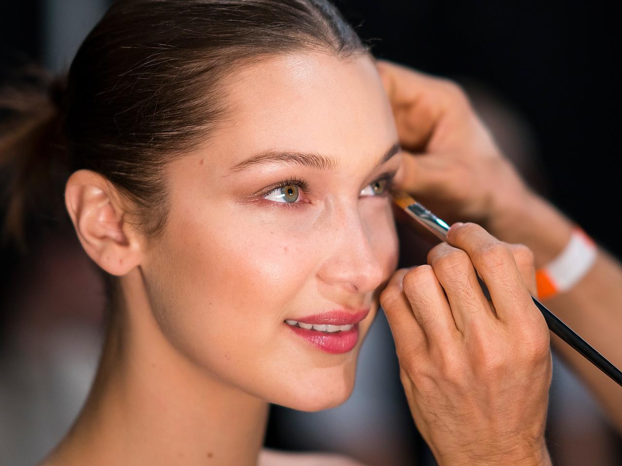 完璧美肌の秘密はコレ！セレブのメイク担当が使用する優秀ファンデーション3選