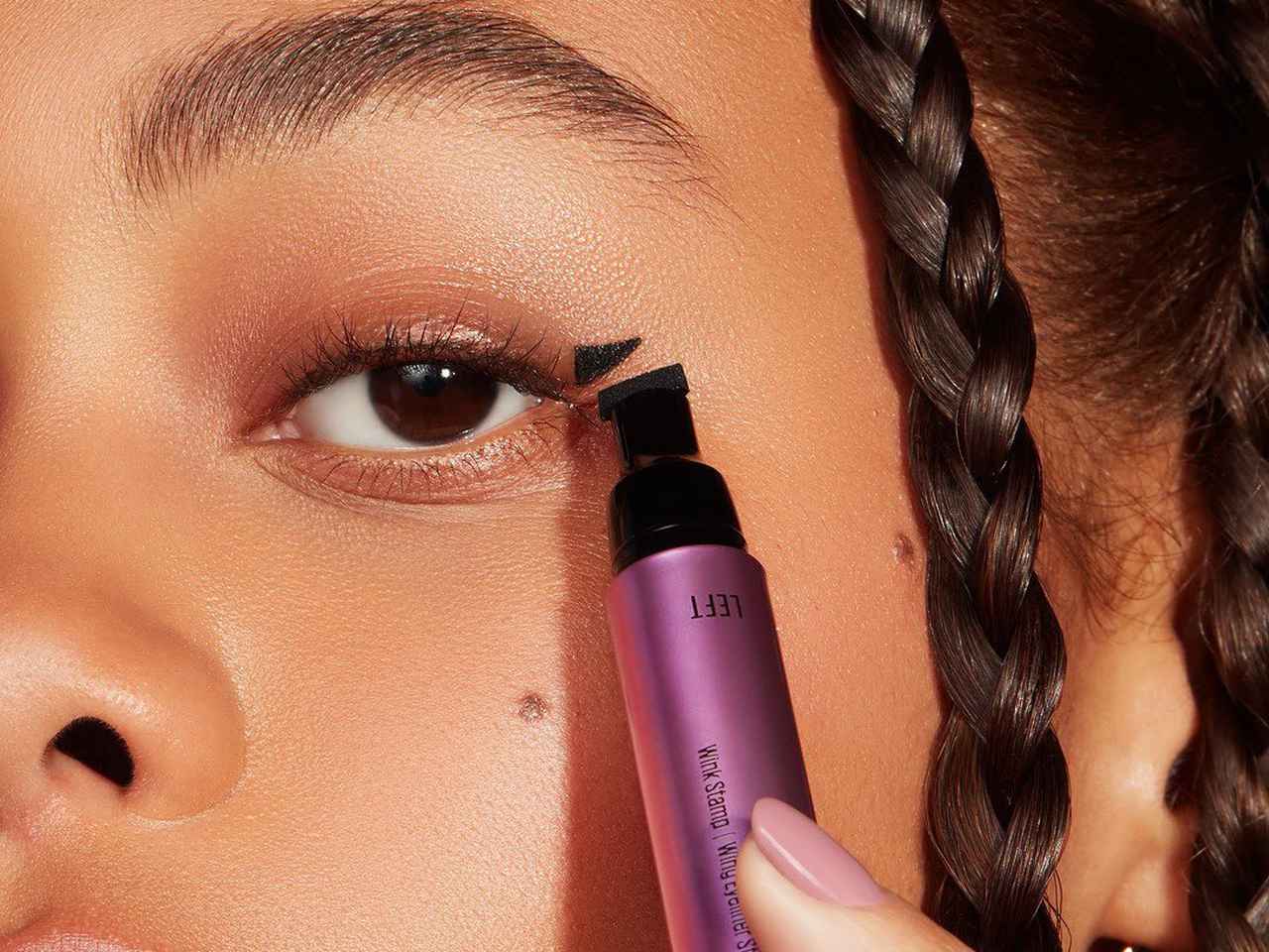 目尻にスタンプするだけ!たった5秒で“アイライン”が引けるコスメが楽しい