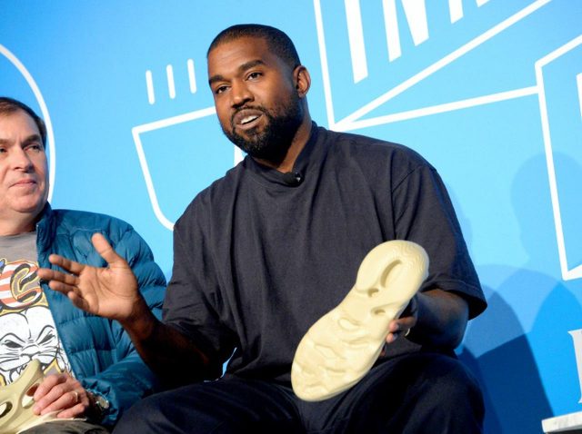 カニエ・ウェスト、Yeezyの「パクリ商品」を販売したウォルマートを訴える