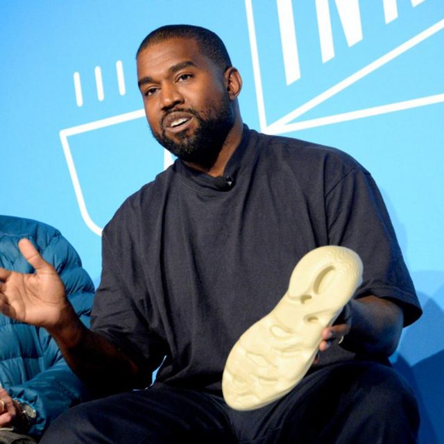 カニエ・ウェスト、Yeezyの「パクリ商品」を販売したウォルマートを訴える