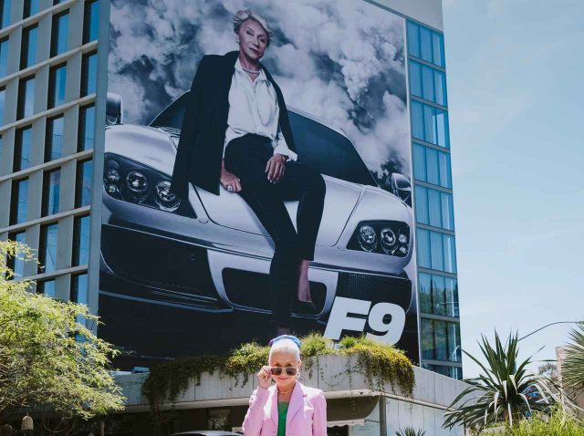 『ワイルド・スピード』デッカード母、“自分の巨大ポスターの前”で撮った写真がかっこよすぎる