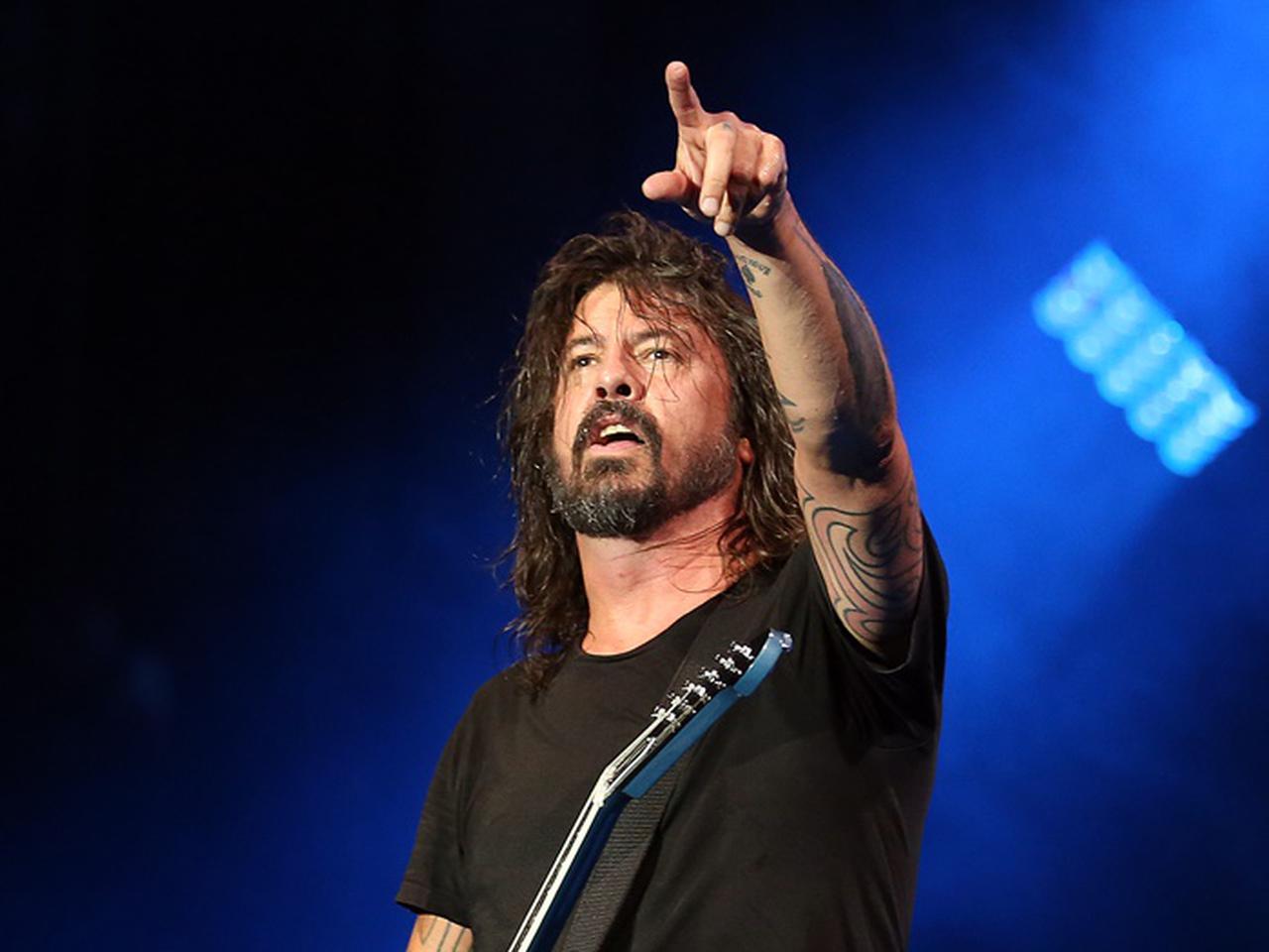 NYでエンタメ再開!フー・ファイターズ、人数規制・マスク・社会的距離なしのコンサートを開催