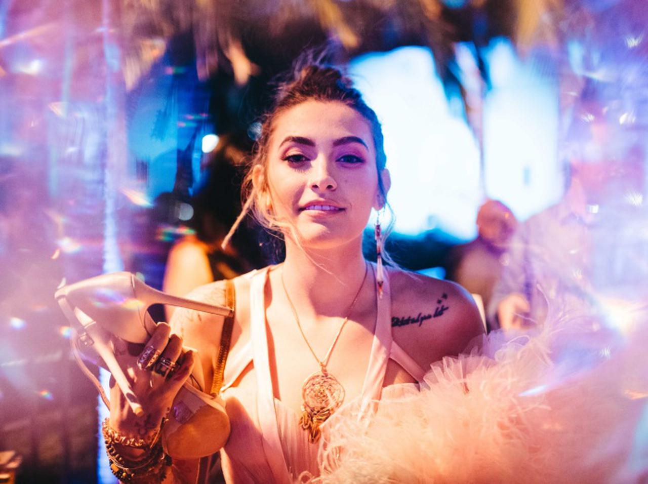 パリス・ジャクソン、「マイケル・ジャクソンの娘」の『ツラい部分』を明かす