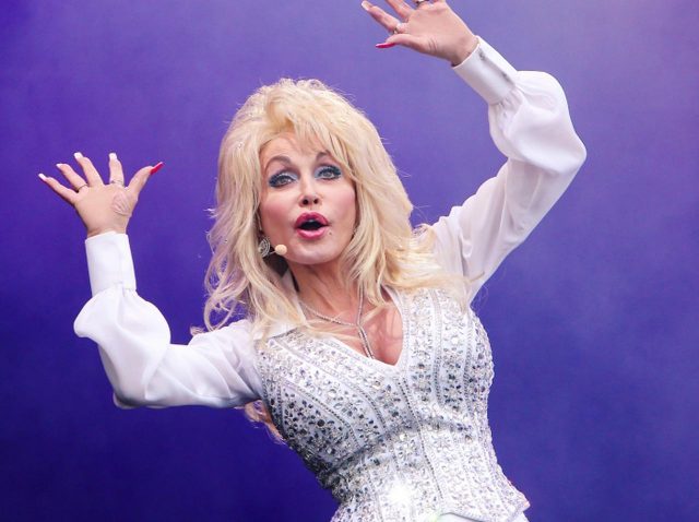 75歳ドリー・パートン、毎晩メイクを落とさず就寝する理由が面白すぎる