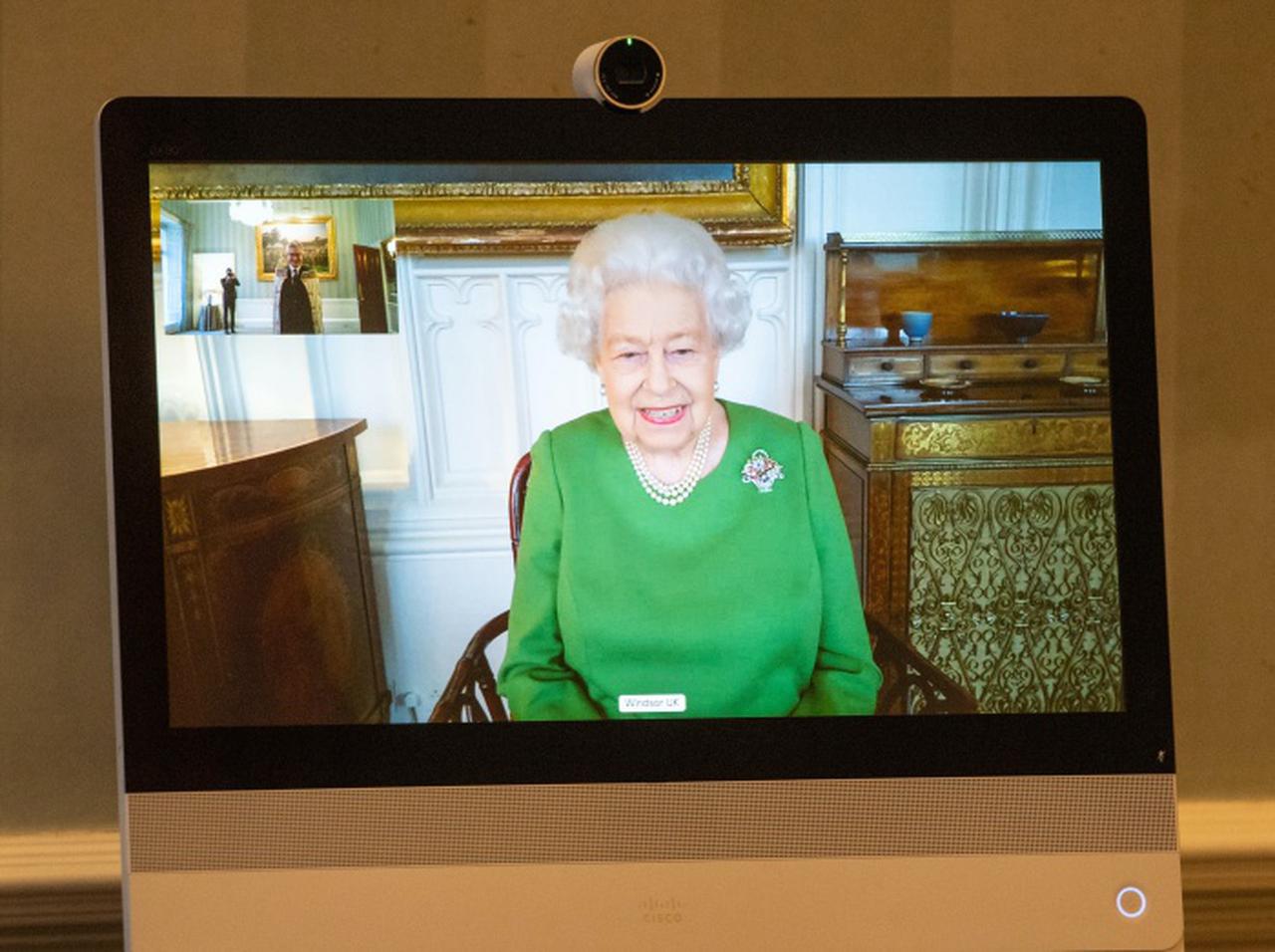 エリザベス女王、誕生したばかりのひ孫リリベットと「テレビ電話」を使って対面