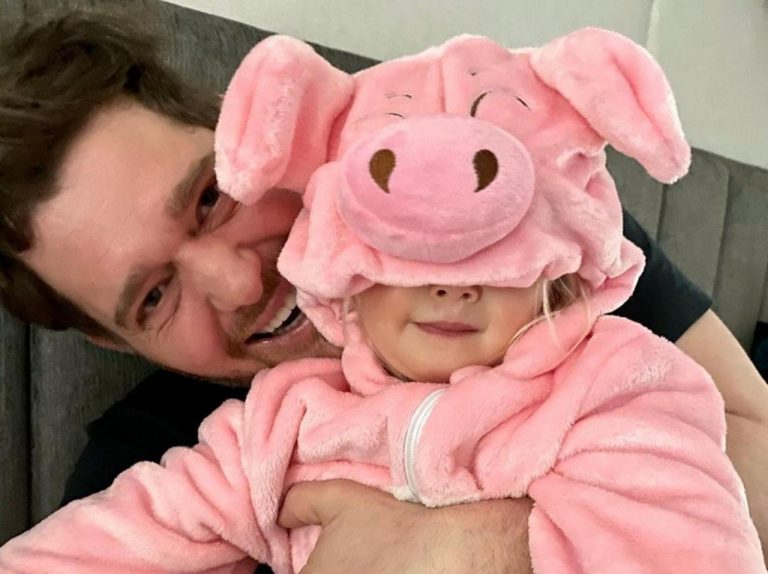 プリンセスよりマーベル派!2歳娘が話した「最初の言葉」が頼もしすぎる