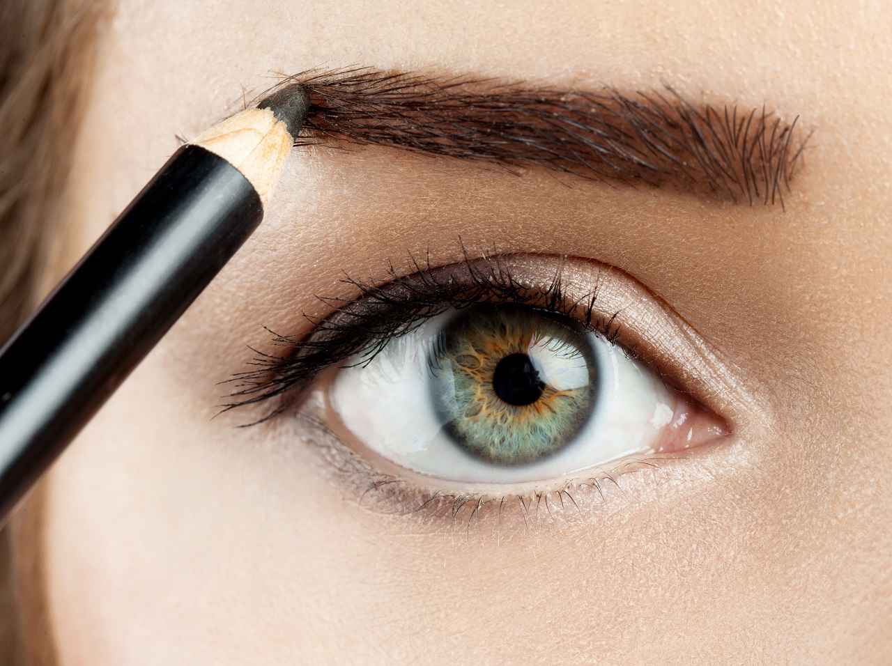「眉毛メイクが消えた」を防ぐ、長時間ヨレにくくなる裏ワザとは?